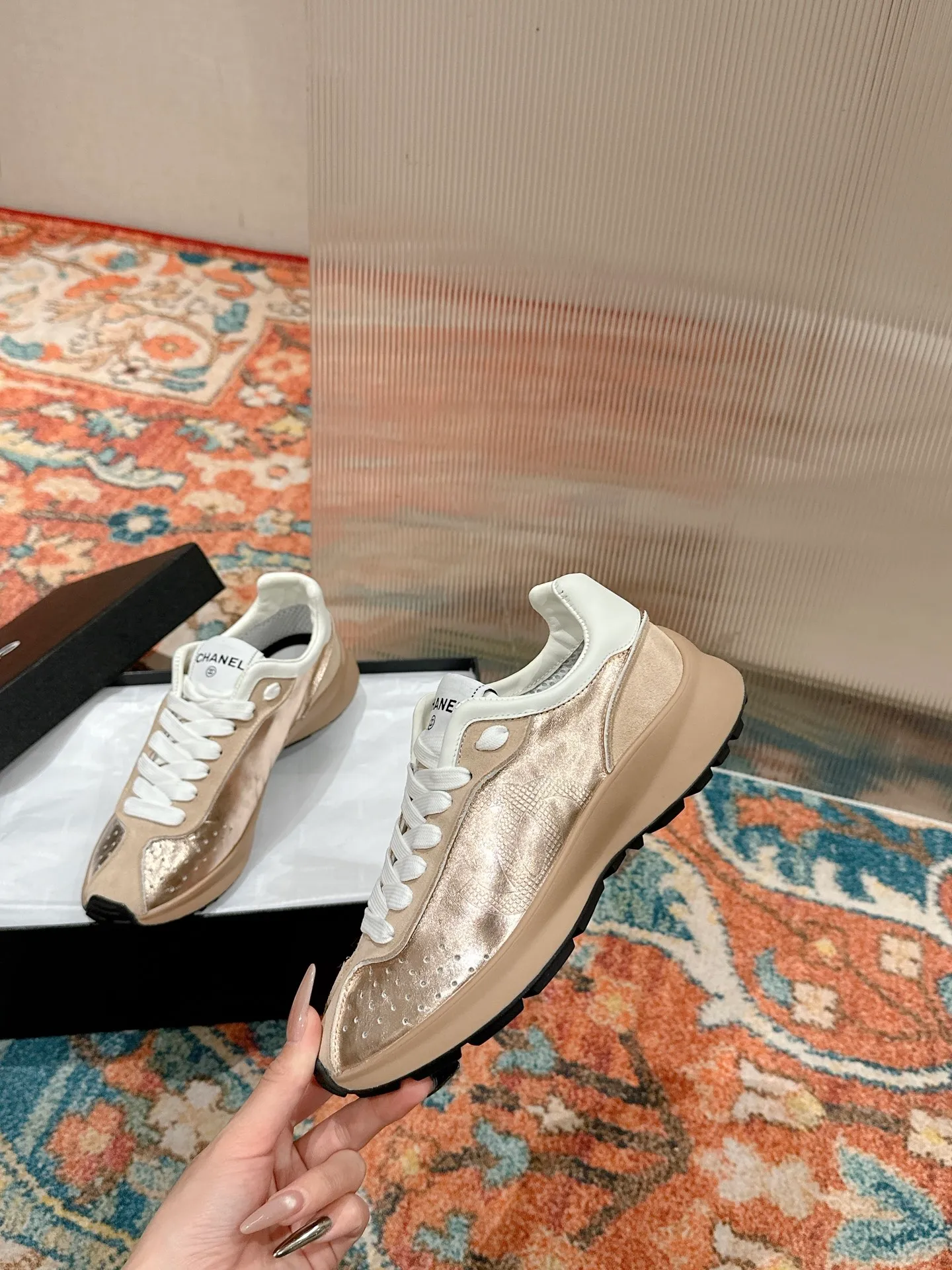 👟👟Ex-factory price 600👟👟 CHANEL Chanel classic sneakers, super internet celebrity series! There are so many Internet celebrities on their feet, and the counter is super popular〰️〰️ The world of Chanel has always been a dream for girls, the simple partition design is a super interpretation of multiple texture effects, the most eye-catching LOGO double C is also my favorite, no matter how you match it on your feet, the effect is completely amazing✔✔✔I must recommend you to buy this one⚡️⚡️Bangladesh environmentally friendly leather upper, original private model TPU outsole The color details are all compared 🆚 at the counter! Perfect presentation with zero color difference ❥ ❥ Every detail is beyond the genuine level! There is no pressure in and out of the counter☑️Number of yards: 35-40